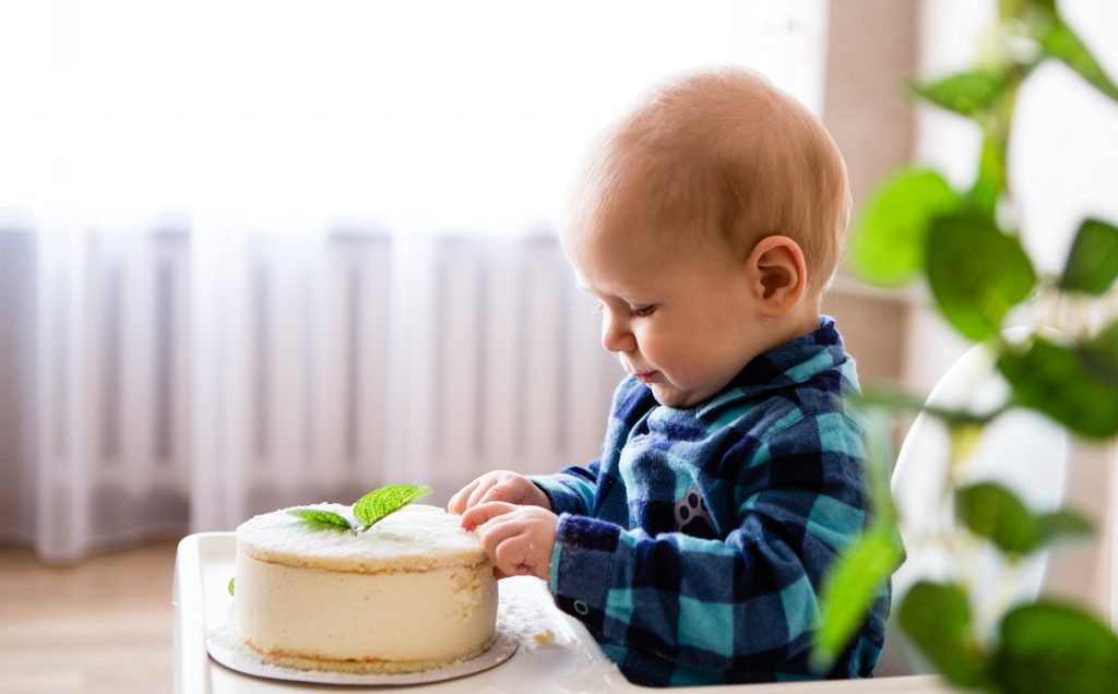 cake smash pirmojo gimtadienio fotosesija studijoje šiauliuose